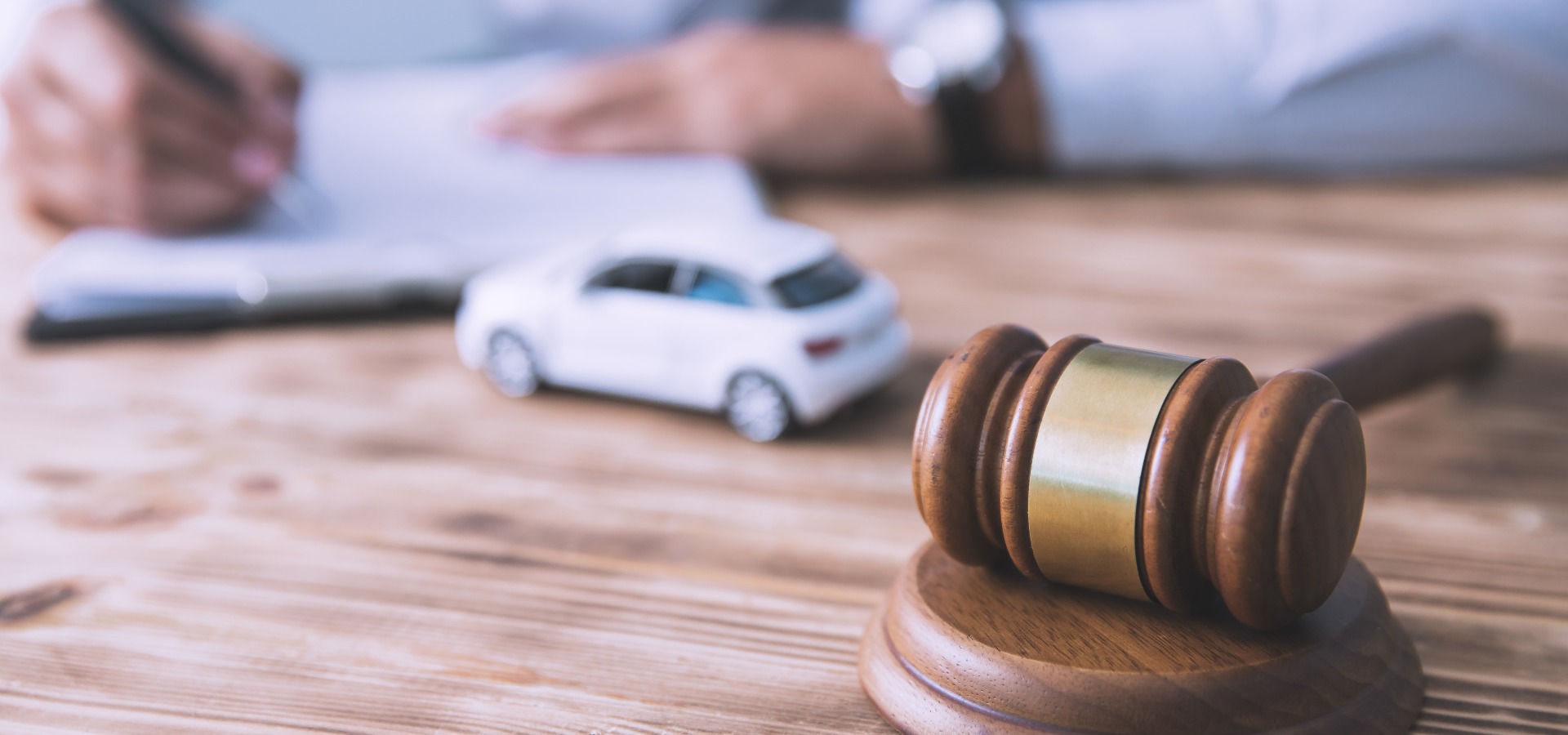Gerichtshammer und Auto als Zeichen für Verkehrsrecht