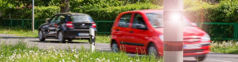 Auto fährt zu schnell und wird geblitzt