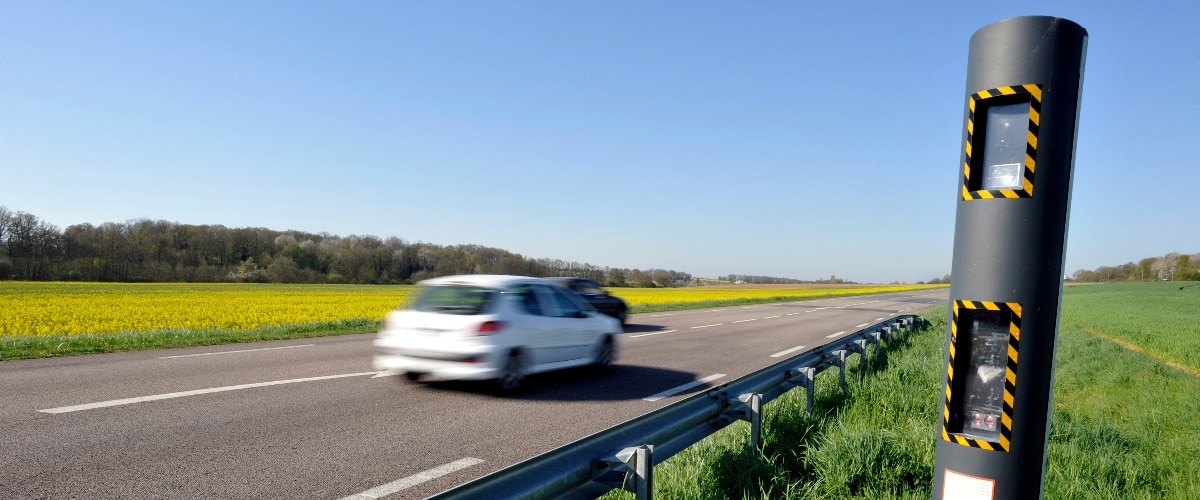 Auto fährt zu schnell und wird geblitzt